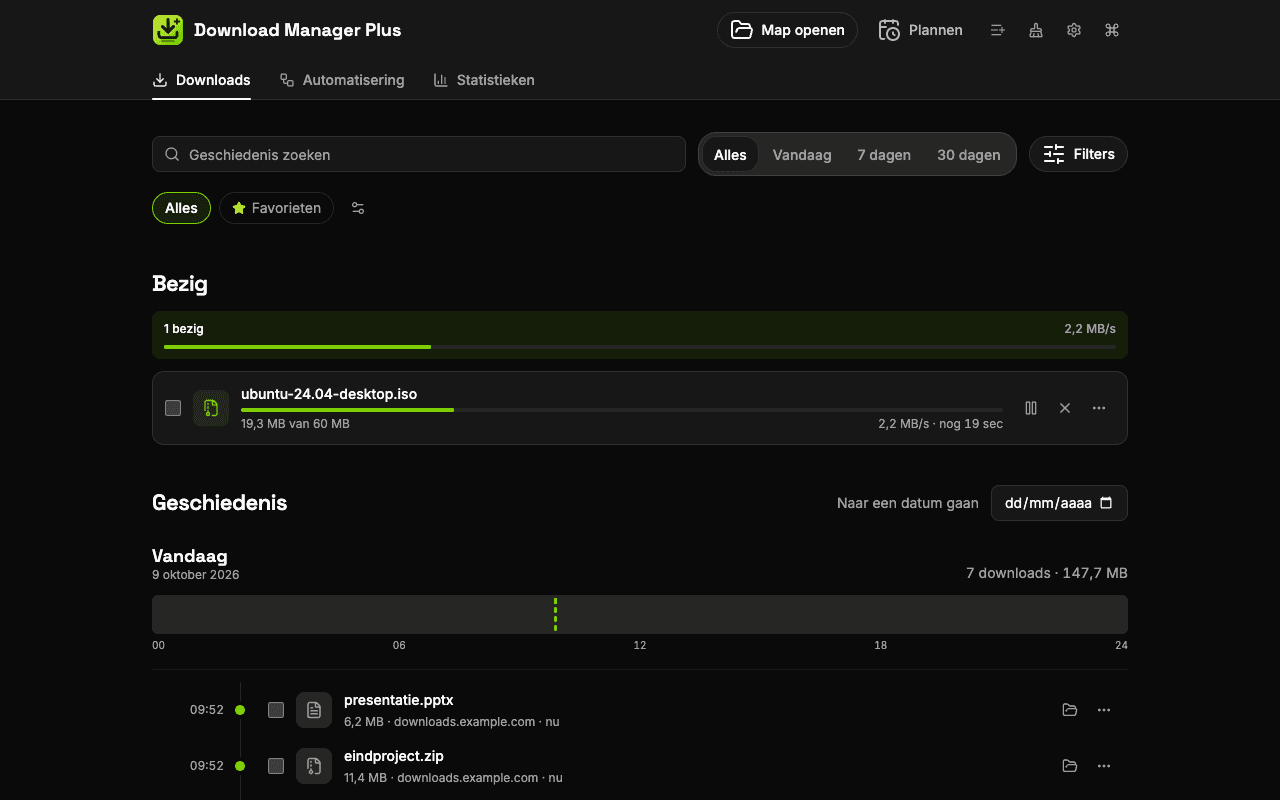Downloadbeheer van Download Manager Plus op volledige pagina met elke download: één gepauzeerd, één bezig met snelheid en resterende tijd, één mislukt met een knop om opnieuw te proberen en meerdere voltooide met een link naar hun map