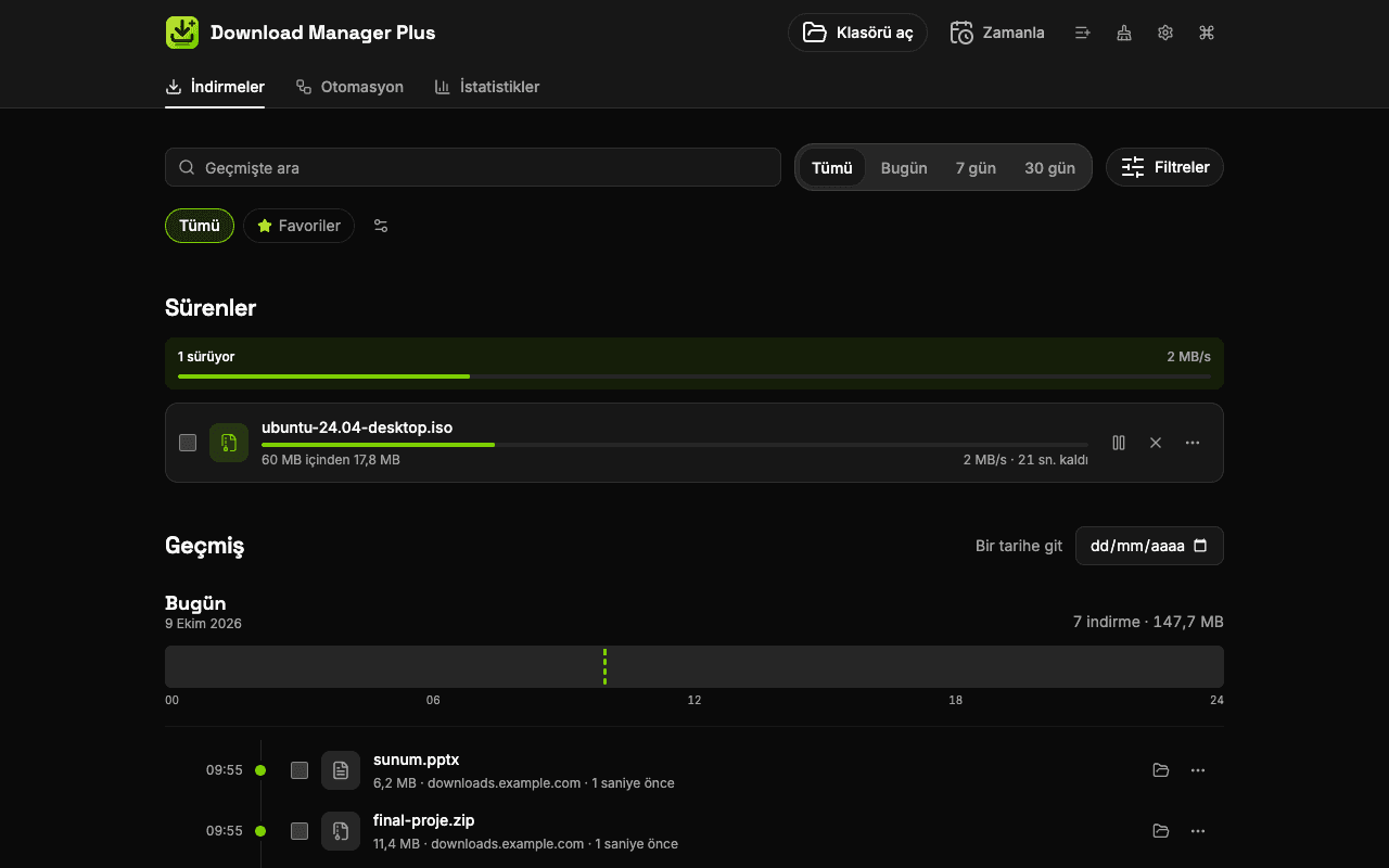 Download Manager Plus tam sayfa indirme yöneticisi, her indirmeyi listeler: biri duraklatılmış, biri hızı ve kalan süresiyle sürüyor, biri yeniden dene düğmeli başarısız ve birkaçı klasör bağlantılı tamamlanmış