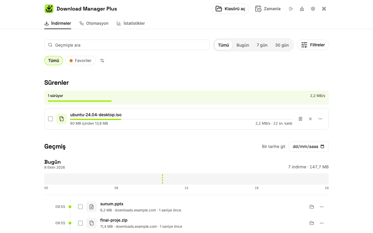 Download Manager Plus tam sayfa indirme yöneticisi, her indirmeyi listeler: biri duraklatılmış, biri hızı ve kalan süresiyle sürüyor, biri yeniden dene düğmeli başarısız ve birkaçı klasör bağlantılı tamamlanmış
