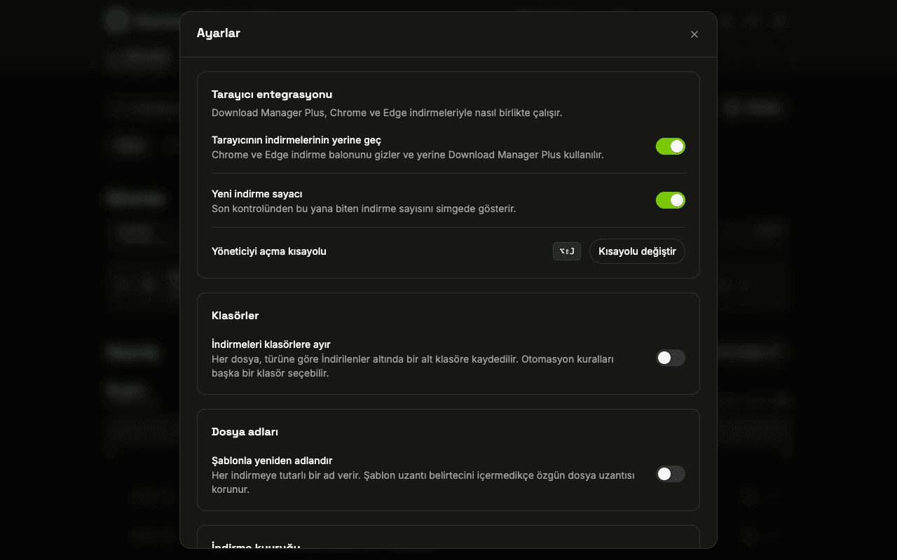 Tarayıcının indirmelerinin yerine geçme, simgede sayacı gösterme, klavye kısayolunu değiştirme, bildirimleri ayarlama ve temayı seçme seçenekleri olan Download Manager Plus ayarlar sayfası