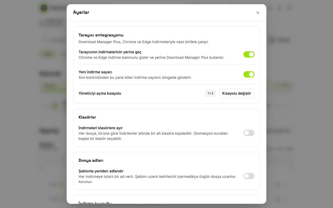Tarayıcının indirmelerinin yerine geçme, simgede sayacı gösterme, klavye kısayolunu değiştirme, bildirimleri ayarlama ve temayı seçme seçenekleri olan Download Manager Plus ayarlar sayfası